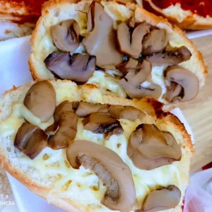 Pan con Ajo, Queso y Champiñones