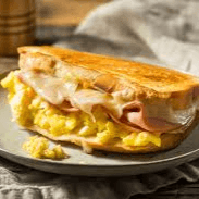 Sandwich de huevo con jamón