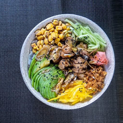 Poke pollo saltado