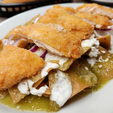 Chilaquiles con Pechuga de Pollo Empanizada