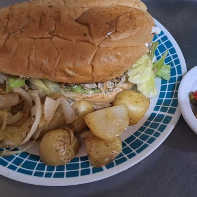 Tortas y Mas.