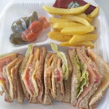 Club sandwich con pollo