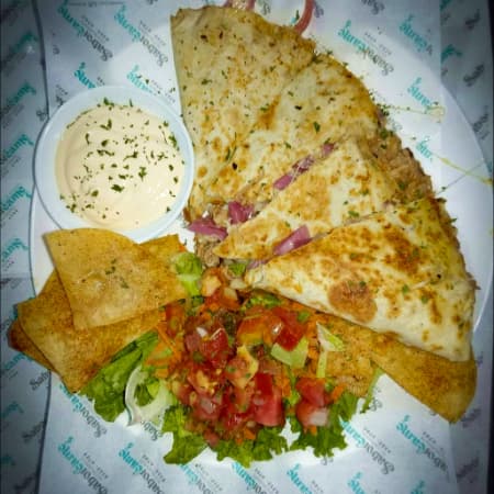 Quesadilla Con Papas Fritas y Ensalada