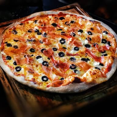 Pizza Jamón Serrano y Aceituna Negra