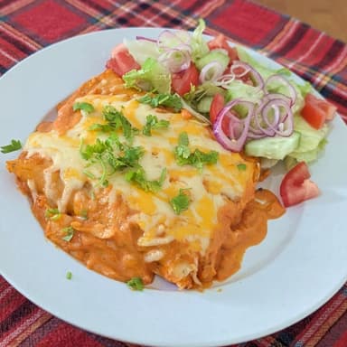 Enchiladas de Pollo + Bebida Refrescante
