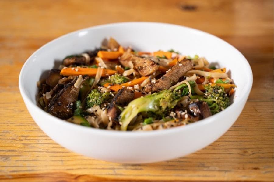 YAKISOBA CON PUERCO Y VEGETALES