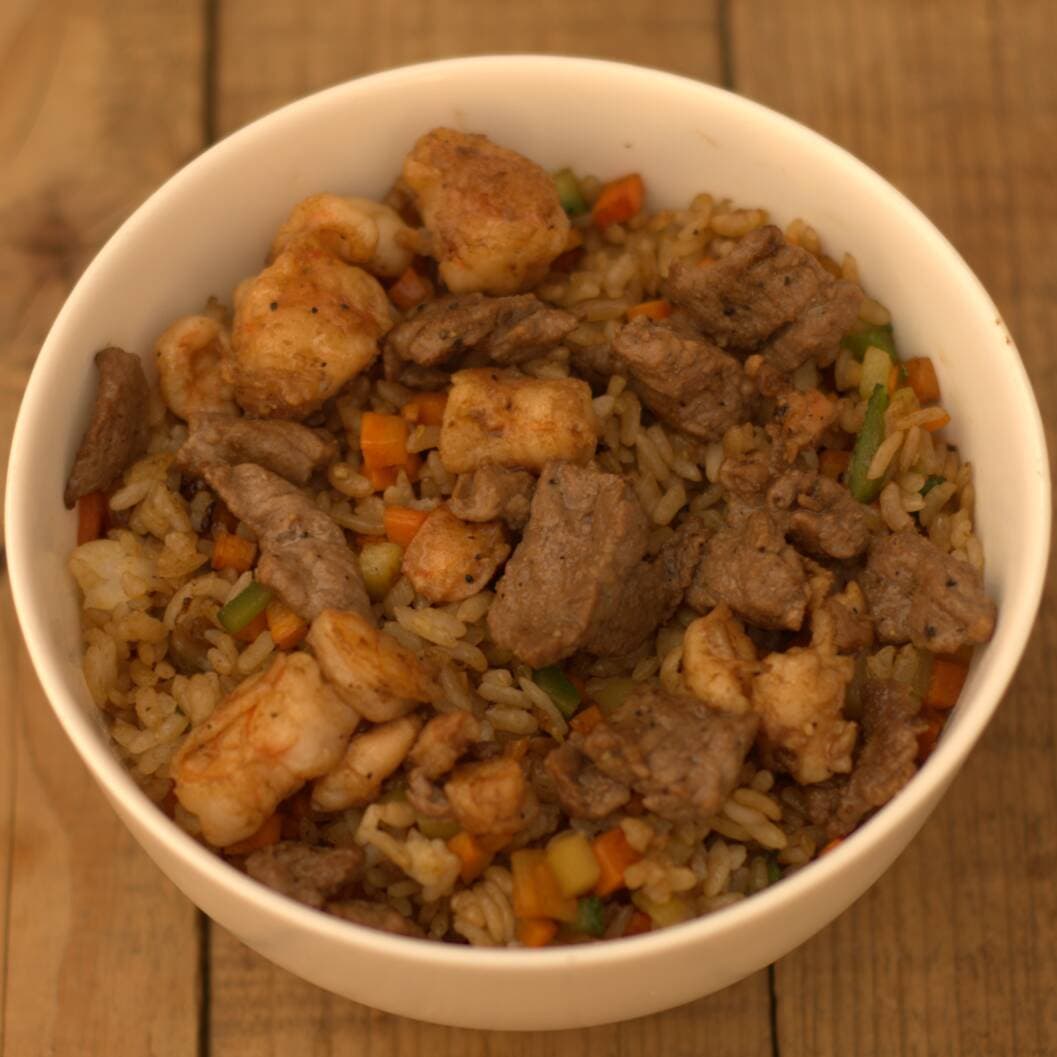 Yakimeshi Mixto con Tampico o Chipotle