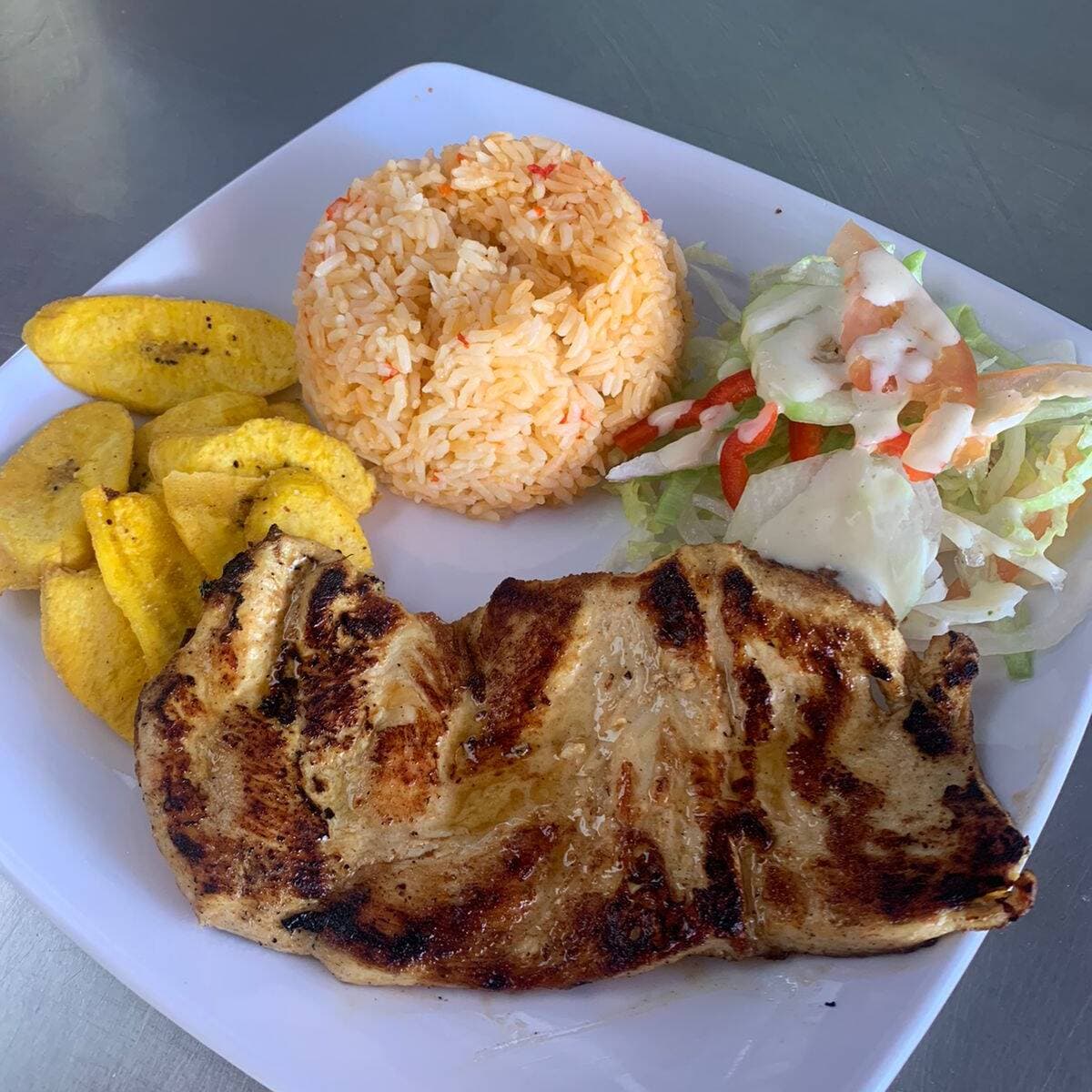EJECUTIVO CON PECHUGA ASADA