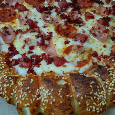 Pizza de Carnes Frías con Orilla de Queso