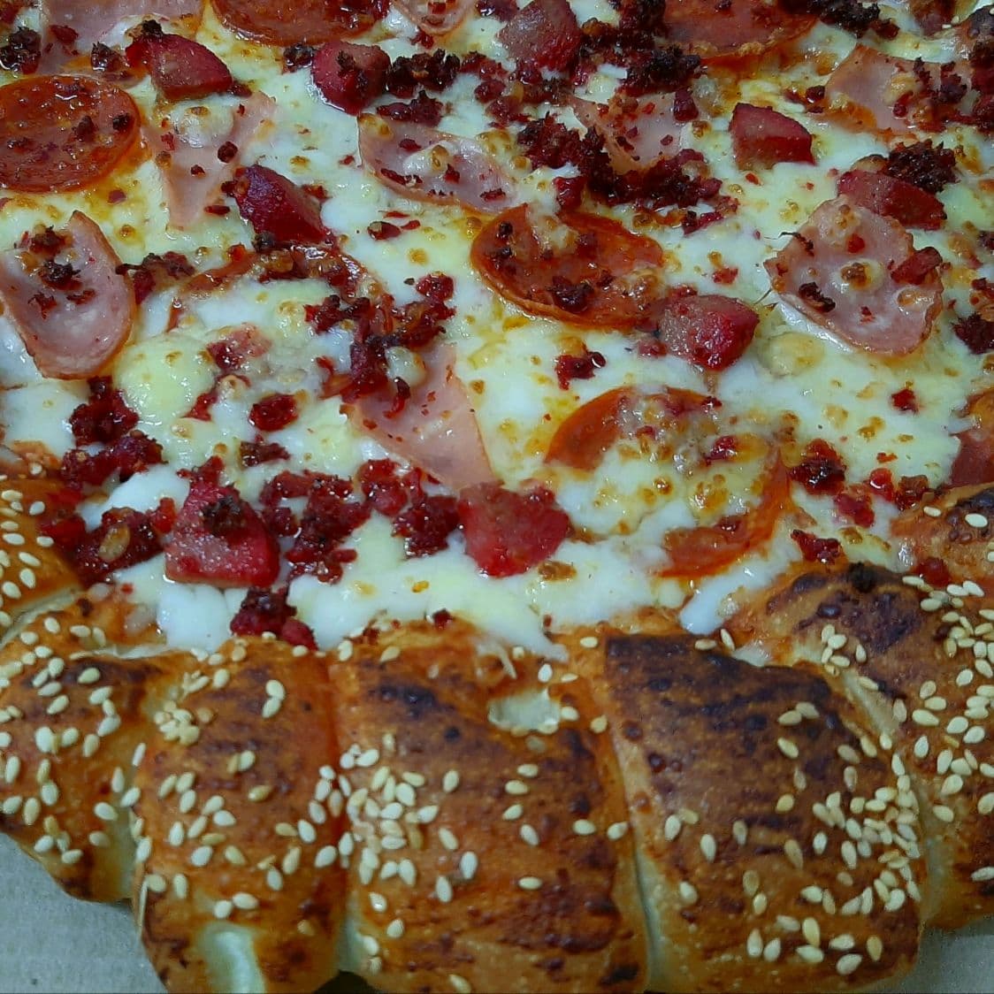 Pizza de Carnes Frías con Orilla de Queso
