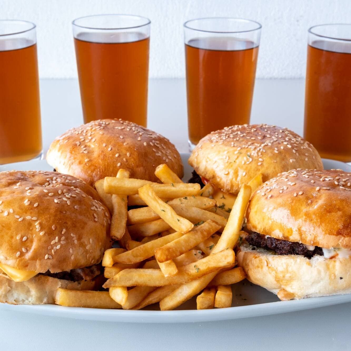 Combo 3: 4 cheeseburguer, 1papa grande, 4 te frio