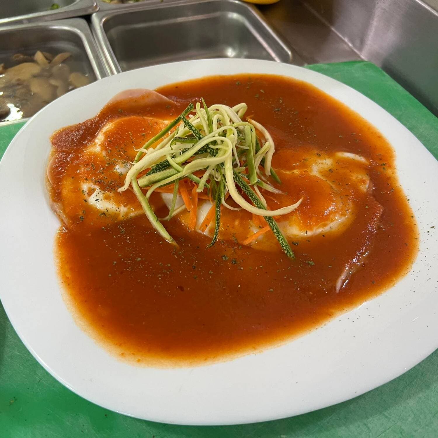 Huevos Estrellados con Salsa Roja.
