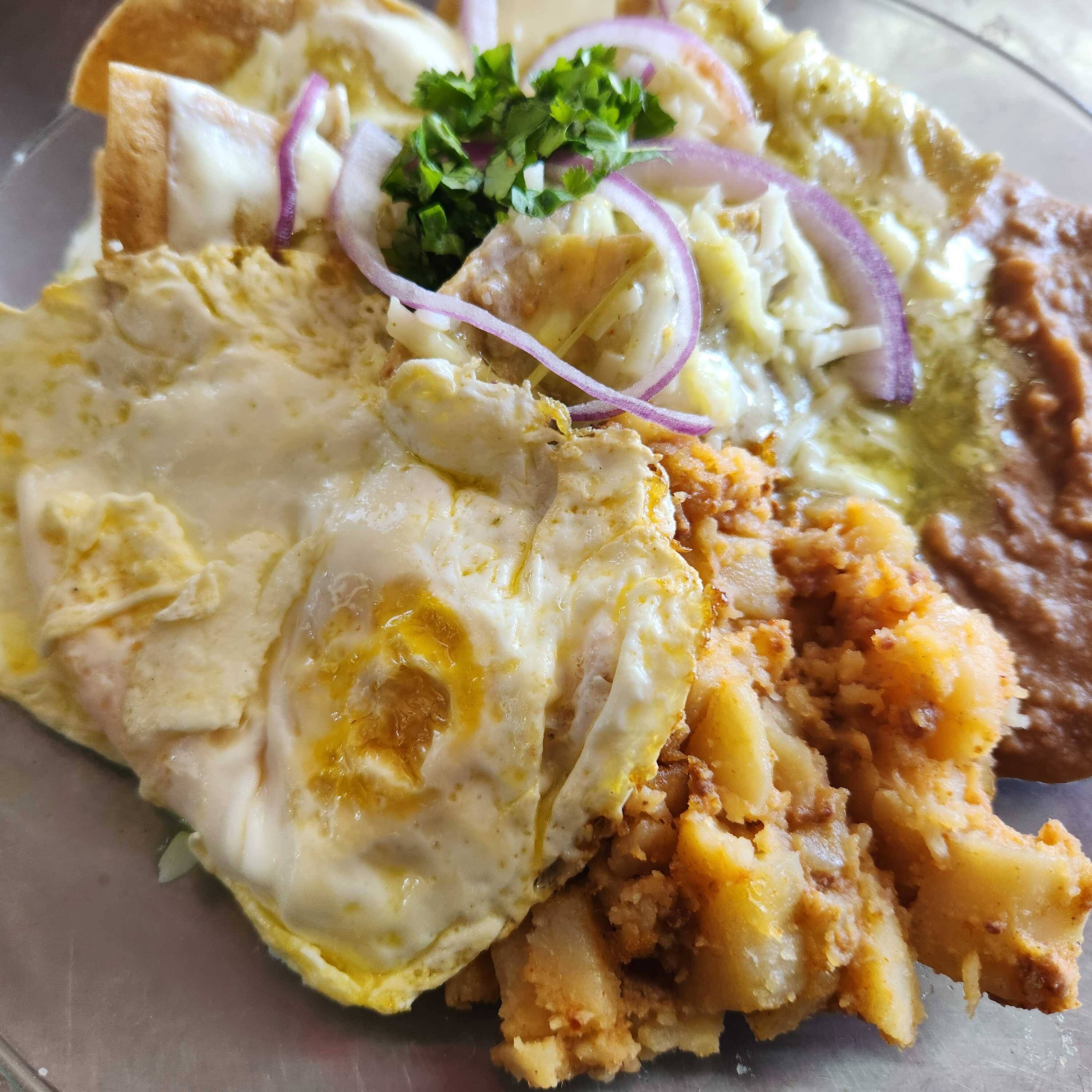 Chilaquiles Especiales con Papas con Chorizo