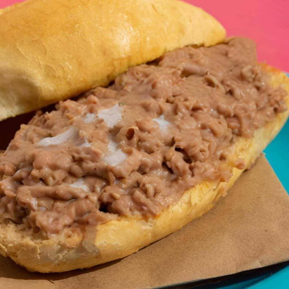 Torta de Frijoles Guisados