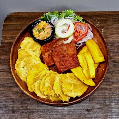 Patacones con Cecina y Ensalada