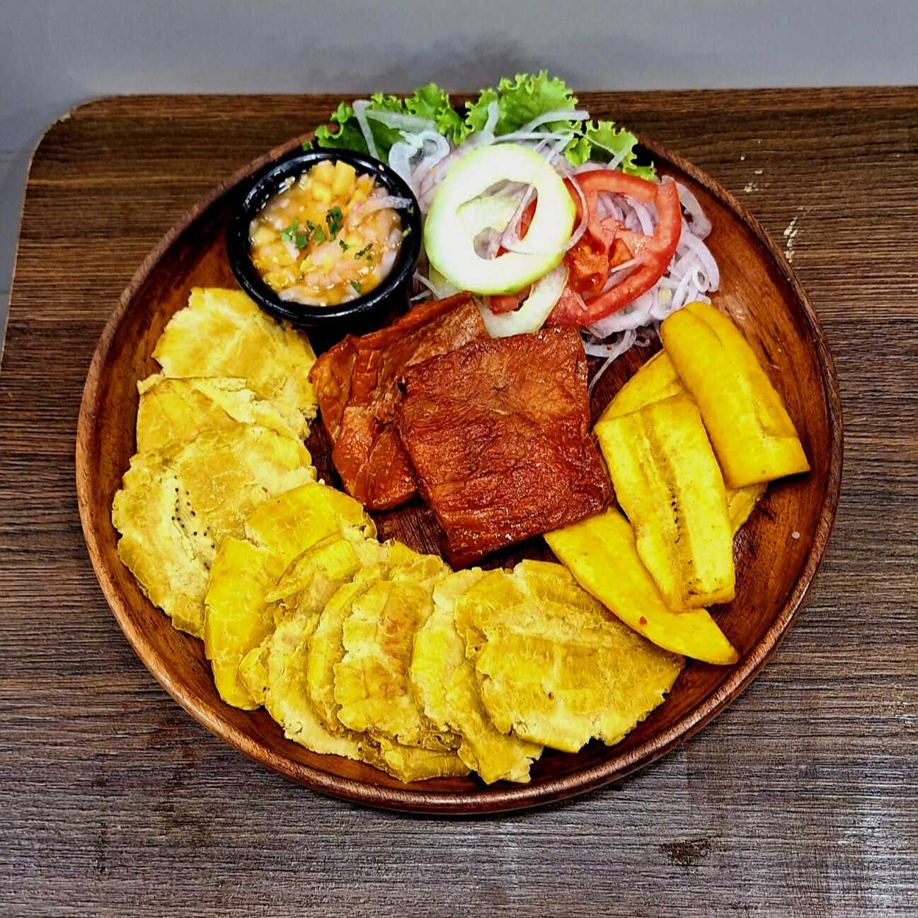 Patacones con Cecina y Ensalada