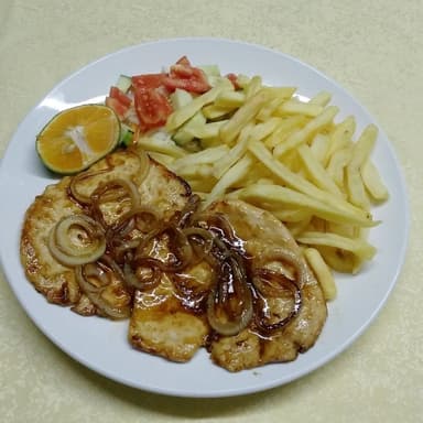 Pechuga de Pollo Encebollado con Papas y Ensalada