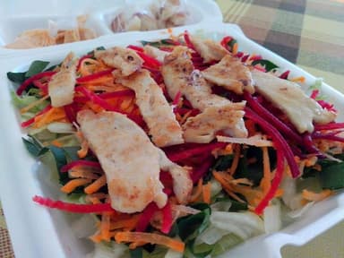 Ensalada de vegetales con tiras pollo a la plancha