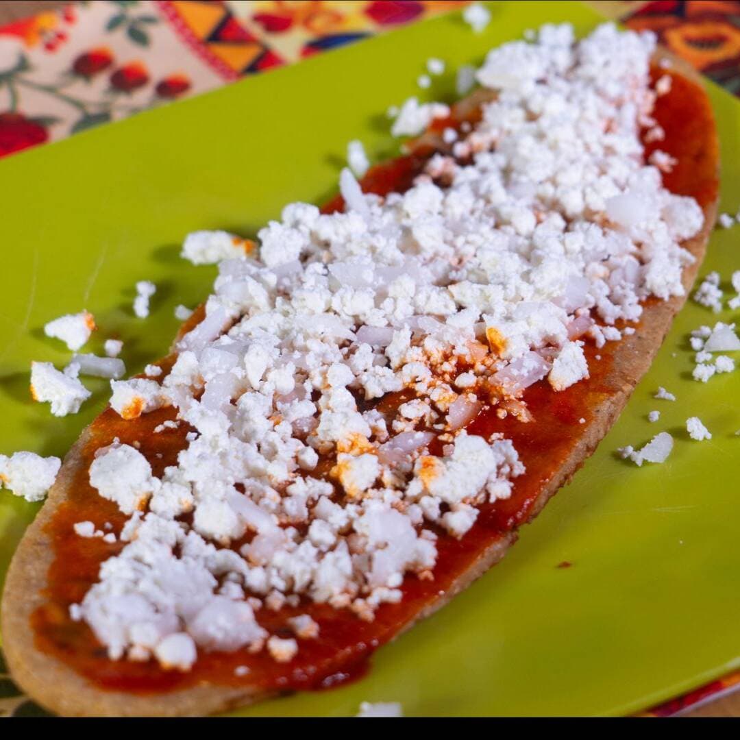 Huarache Sencillo con Salsa Roja