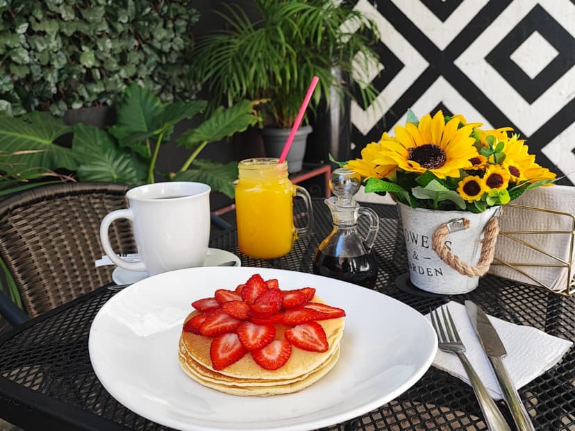 Reyna Roja, Café.