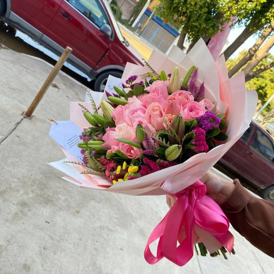 12 Rosas Tonos Rositas con Lilys