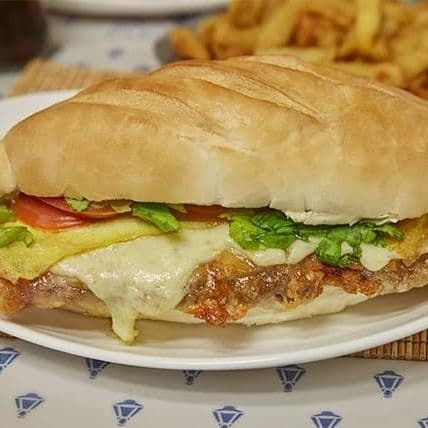 Lonche de milanesa de pollo