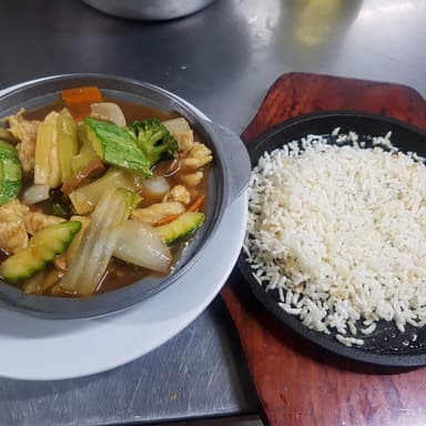Wooba Arroz Tostados con Pollo y Verduras en Salsa