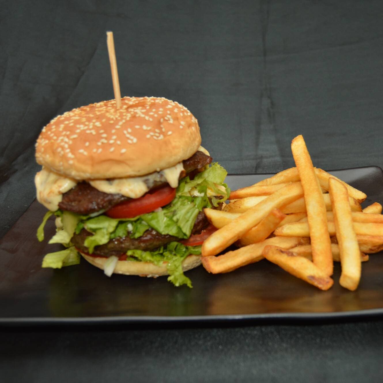 HAMBURGUESA A LA B.B.Q. + PAPAS