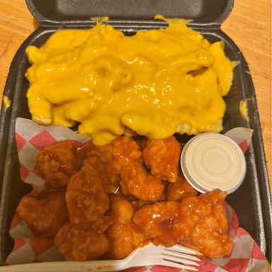 250 de Boneless y papas con queso.