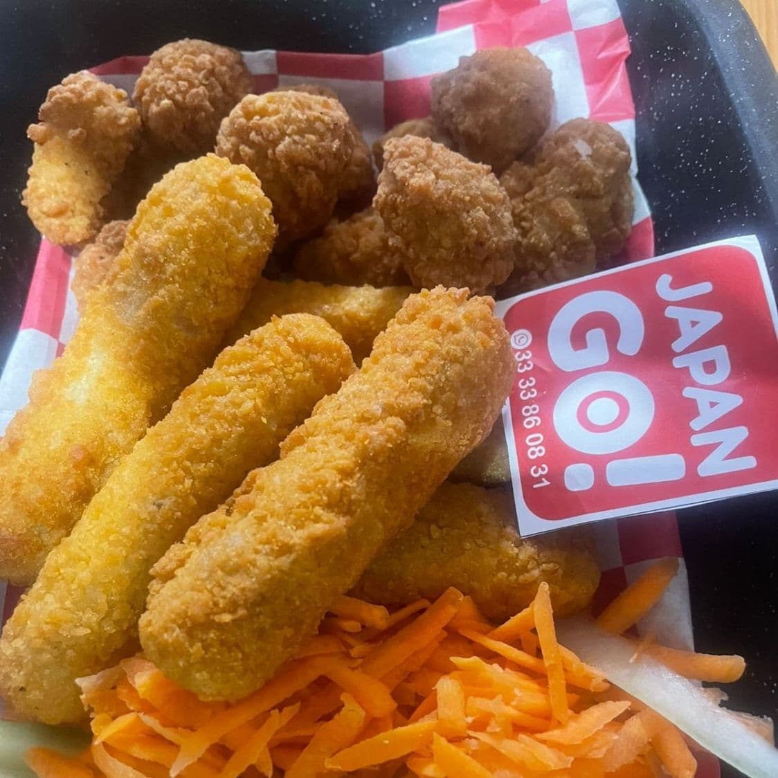 Dedos de queso y palomitas de pollo