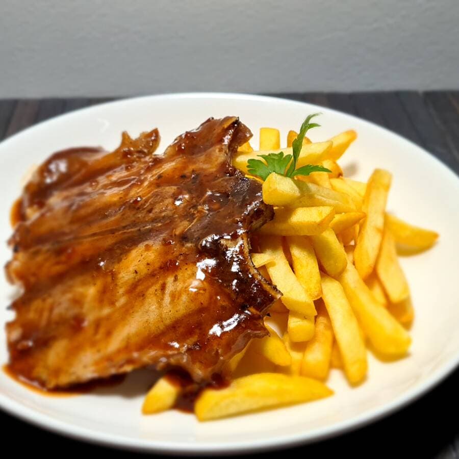 Chuleta BBQ con Papas y Ensalada Cocida