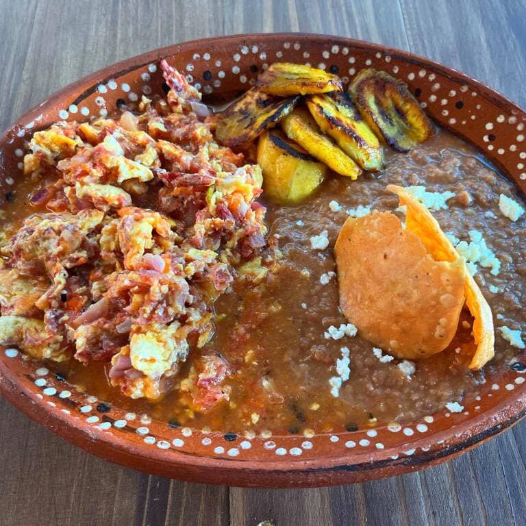 El "Mamá Eulalia" / Jugo de Naranja o Café de Olla