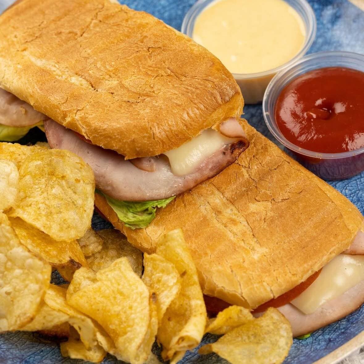 SANDWICH DE POLLO Y JAMON CORDERO