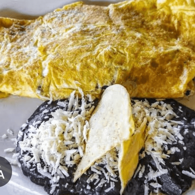 HUEVO EN TORTA CON FRIJOL REFRITO BAYOS