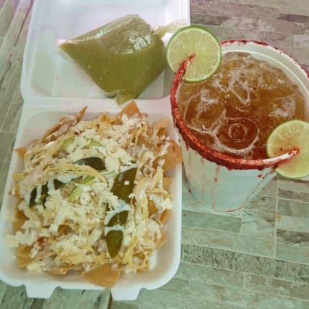 Chilaquiles Sencillos de Pollo con Michelada