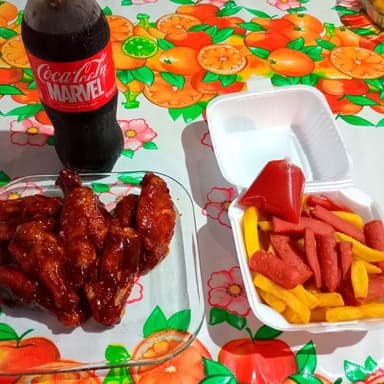 1/2 Kg De Alitas Màs Salchipapa y Refresco