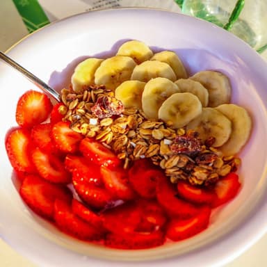 Yogurt Griego con 2 Frutas a Elegir y Granola
