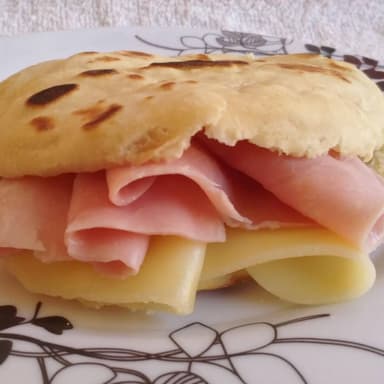 Arepa con Jamón y Queso Mozarella
