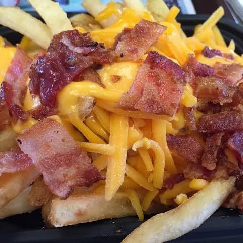 Papas a la francesa con tocino y queso