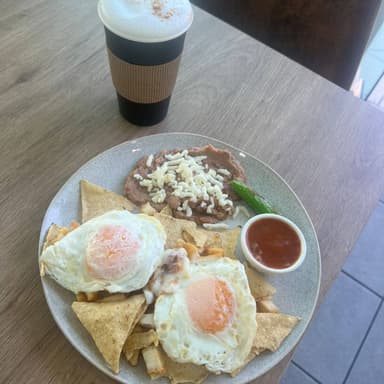 Chilaquiles con Huevo Poché