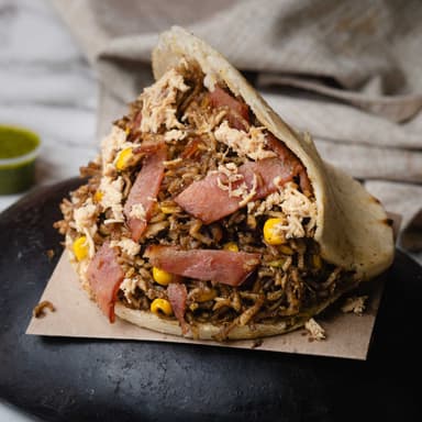 Arepa Mazorcada de Pollo y Tocineta