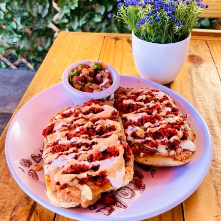Molletes con Chorizo