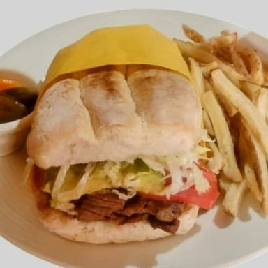 2 tortas con papas fritas