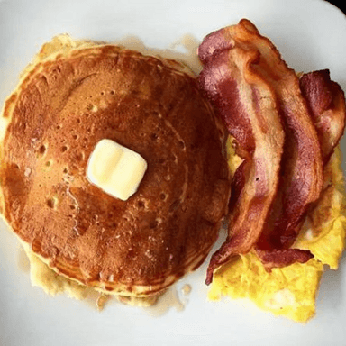 Panqueques + Huevos y Tocino + Bebida