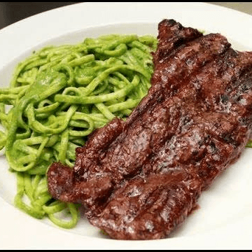 TALLARÍN AL PESTO CON BISTECK