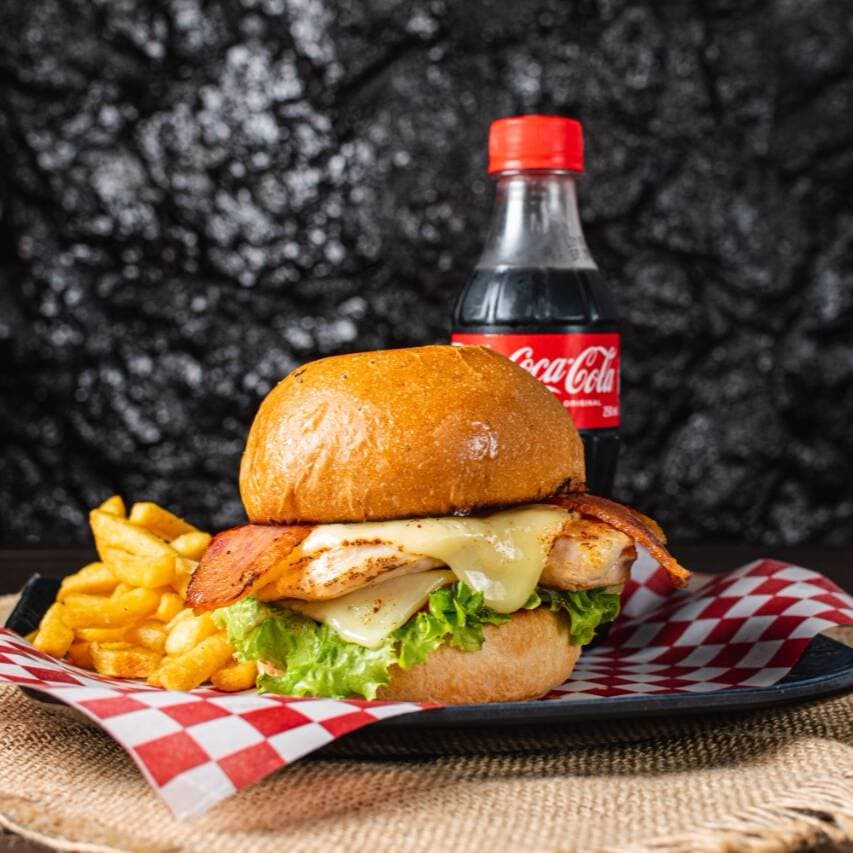 Hamburguesa Pollo + Gaseosa + Papas