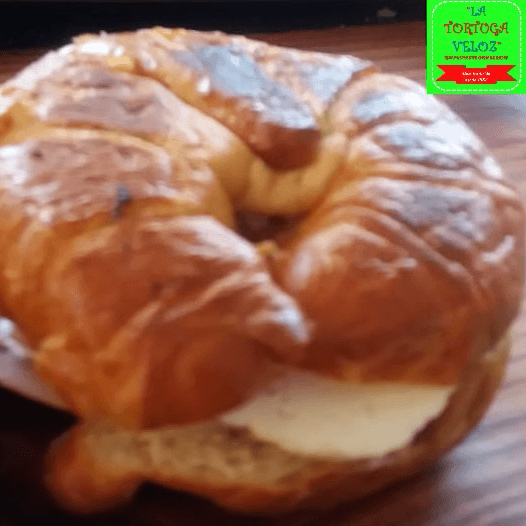 Cuernito de Jamon con Queso Amarillo