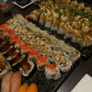 🎉💥50 Piezas Sushi + 4 TE FRIOS + 4 gyozas.