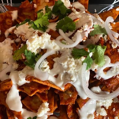 chilaquiles rojos con huevo revuelto