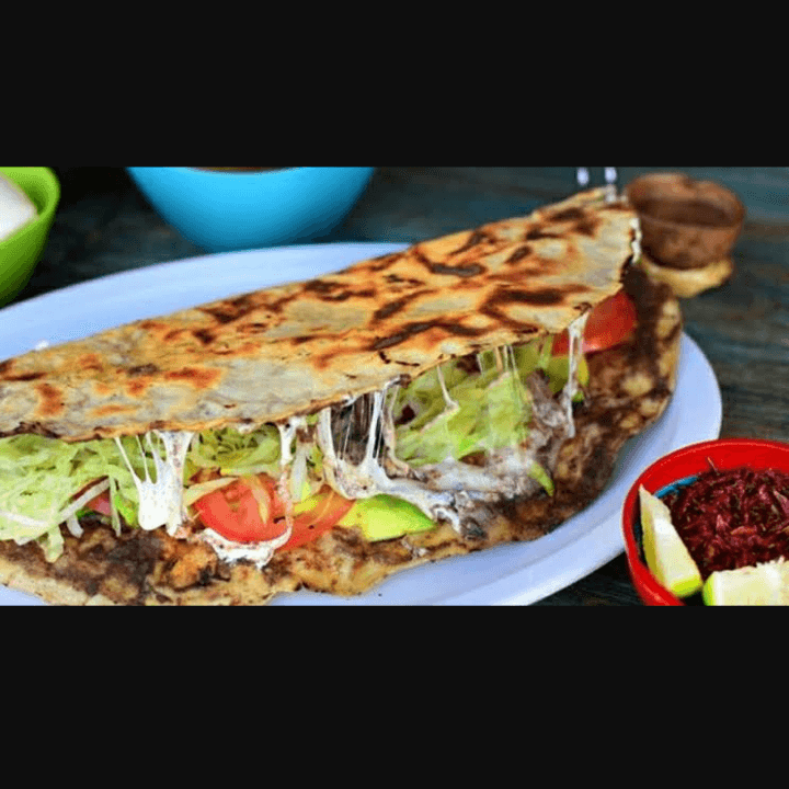 TLAYUDA DE QUESILLO CON JAMON